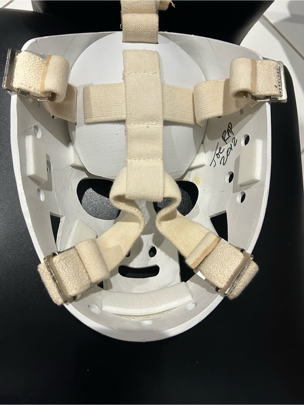 Goalie mask for display. Ernie Higgins design as worn by many classic NHL goalie - Picture 3 of 5